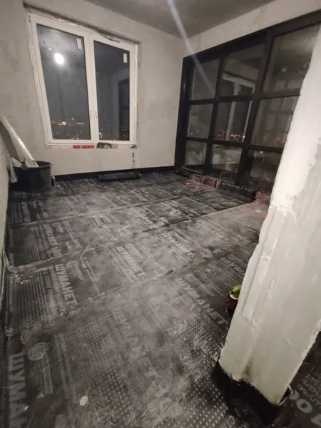 Основание пола в комнате с панорамным окном