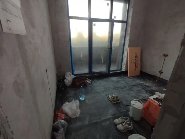 Подготовленное основание пола у окна