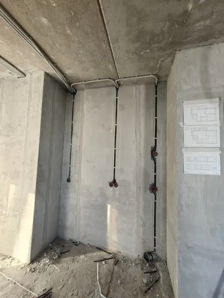 Кабели в стене на этапе черновых работ